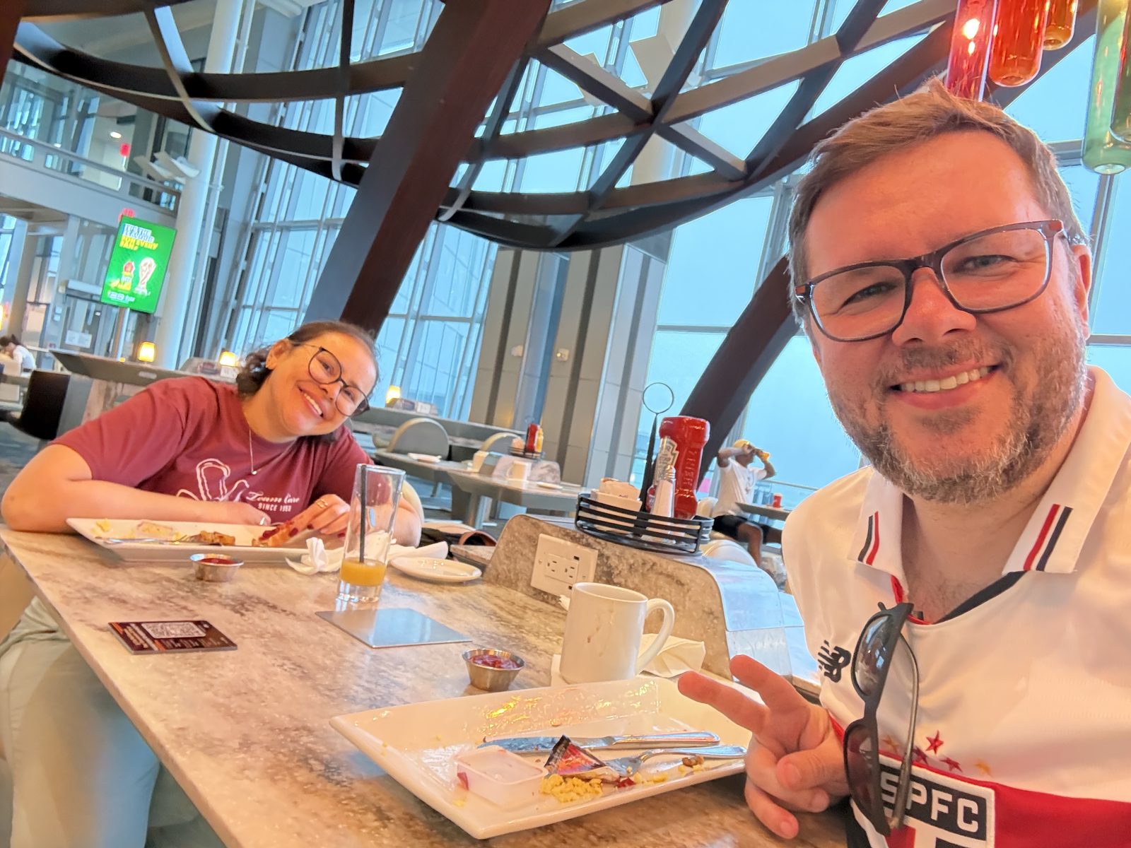 Anderson Hexsel in a São Paulo FC jersey with family at the airport before the flight to Brazil